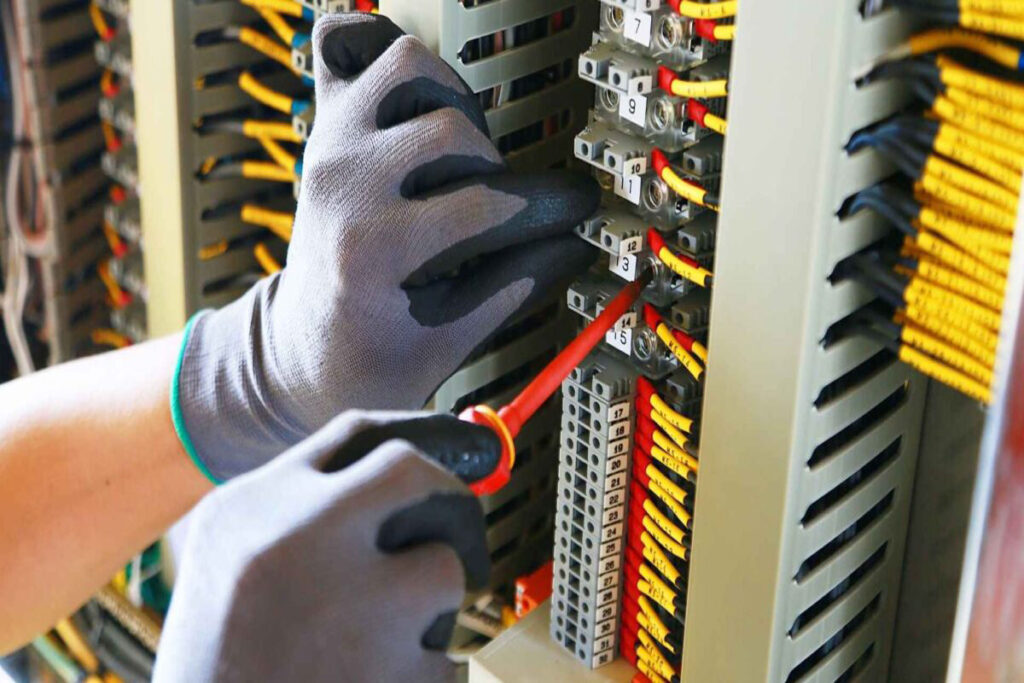 Eletricista de manutenção de quadro elétrico em Araucária e Fazenda Rio Grande